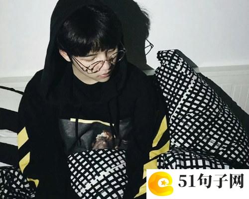 2019最潮网名两个字 愁绪扯断了我的回忆 
