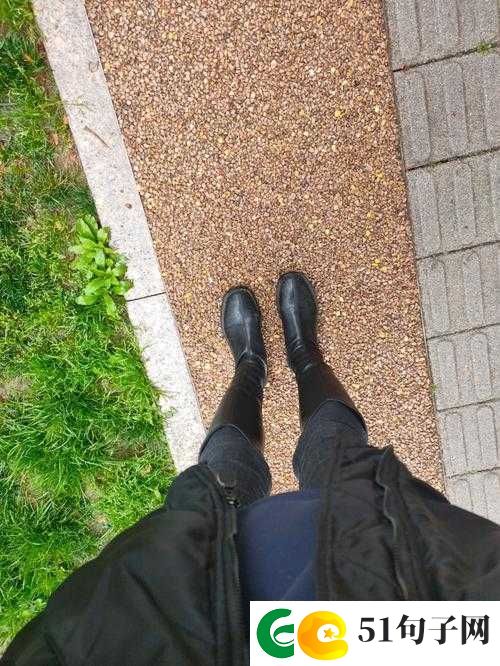 外勤中突然下雨麻妃：意外之雨如何影响工作进程